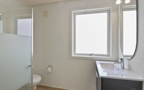 Vieno - 2.6Km from the Sea: Arreglo De Tubería, Baño, Pared, Lavabo Del Baño, Piso, Suelo, Diseño De Interiores, Lavabo, Techo, Grifo