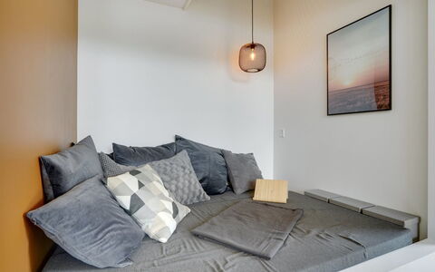 Heidi - 1Km from the Sea: Mueble, Diseño De Interiores, Pared, Habitación, Cama, Suelo, Piso, Habitación, Textil, Linos