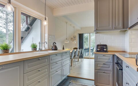 Reijo: Cocina, Piso, Gabinetes, Madera, Mostrador, Diseño De Interiores, Aparato De Cocina, Suelo, Techo, Cajón