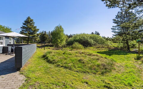 Glenna - 1.8Km from the Sea: Hierba, Casa, Techo, Casa, Cabaña, Arbusto, El Terreno Del Lote, Área Rural, Casa De Campo, Cobertura Del Suelo