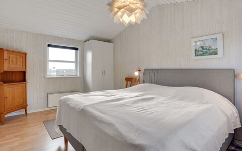 Dietmar - 2.8Km from the Sea: Piso, Madera, Techo, Habitación, Suelo, Diseño De Interiores, Lámpara, Cama, Sábana, Lecho