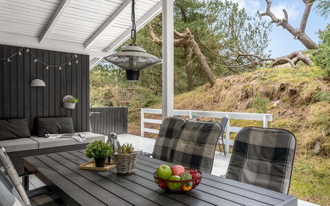Galathea - 800M from the Sea: Mueble, Madera, Silla, Mesa, Mueble Para Exteriores, Porche, Piso, Mesa Al Aire Libre, Cocina Y Comedor Mesa, Suelo