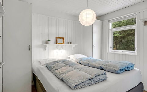 Galathea - 800M from the Sea: Cama, Habitación, Diseño De Interiores, Sábana, Lecho, Techo, Madera, Suelo, Mueble, Piso