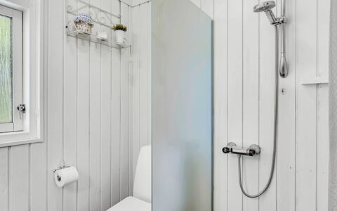 Galathea - 800M from the Sea: Baño, Arreglo De Tubería, Pared, Piso, Baño, Diseño De Interiores, Plomería, Suelo, Grifo, Asiento Del Baño