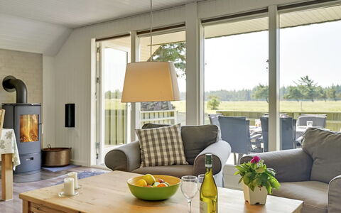 Brunon - 1.5Km from the Sea: Mueble, Piso, Madera, Diseño De Interiores, Silla, Suelo, Casa, Mesa, Sala, Techo