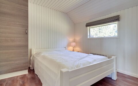 Brunon - 1.5Km from the Sea: Piso, Madera, Suelo, Habitación, Diseño De Interiores, Techo, Cama, Mueble, Habitación, Encendiendo