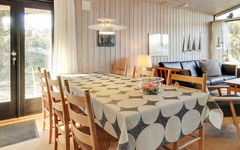 Pisana - 400M from the Sea: Mueble, Diseño De Interiores, Madera, Piso, Silla, Mesa, Techo, Comedor, Lámpara, Cocina Y Comedor Mesa
