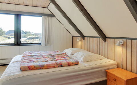 Pisana - 400M from the Sea: Cama, Habitación, Diseño De Interiores, Madera, Mueble, Lecho, Sábana, Techo, Suelo, Piso