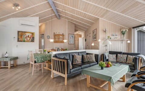 Petkana - 700M from the Sea: Madera, Diseño De Interiores, Mueble, Techo, Piso, Suelo, Casa, Suelos De Madera, Sala, Habitación