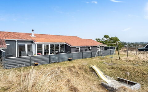 Petkana - 700M from the Sea: Techo, Arquitectura, Casa, Casa, El Terreno Del Lote, Vía Muerta, Cabaña, Inmuebles, Porche, Sombra