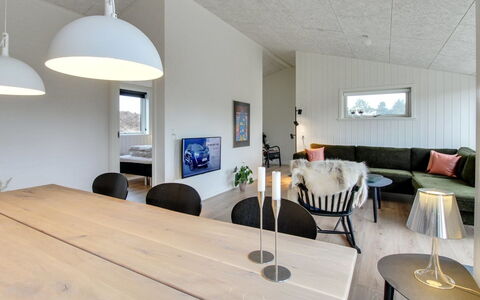Jirina - 750M from the Sea: Techo, Piso, Diseño De Interiores, Lámpara, Suelo, Mueble, Casa, Cocina Y Comedor Mesa, Silla, Sala