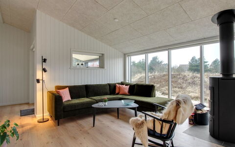 Jirina - 750M from the Sea: Piso, Techo, Diseño De Interiores, Suelo, Casa, Lámpara, Suelos De Madera, Habitación, Sala