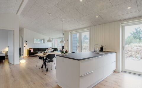 Jirina - 750M from the Sea: Techo, Piso, Diseño De Interiores, Suelo, Lámpara, Suelos De Madera, Madera Dura, Cocina, Mostrador