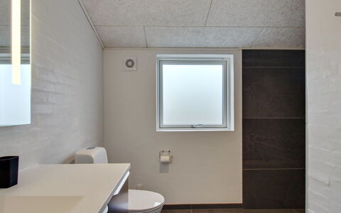Jirina - 750M from the Sea: Pared, Arreglo De Tubería, Piso, Baño, Techo, Diseño De Interiores, Suelo, Lavabo, Lámpara, Lavabo Del Baño