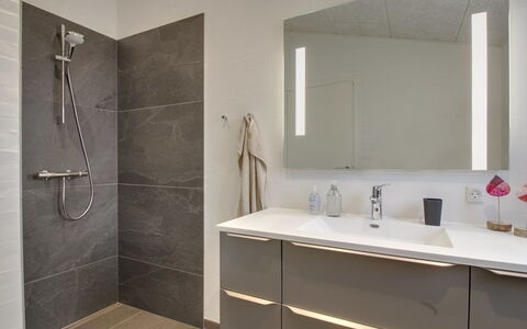Jirina - 750M from the Sea: Piso, Arreglo De Tubería, Suelo, Diseño De Interiores, Mueble De Baño, Lavabo Del Baño, Baño, Espejo, Lavabo, Gabinetes