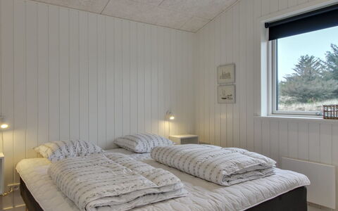 Jirina - 750M from the Sea: Madera, Techo, Habitación, Diseño De Interiores, Cama, Lecho, Sábana, Suelo, Piso, Marco De La Cama