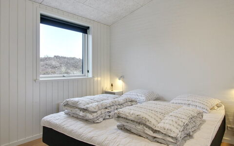 Jirina - 750M from the Sea: Habitación, Congelación, Invierno, Lecho, Nieve, Cama, Sábana, Landform Glaciales, Marco De La Cama, La Luz Del Día