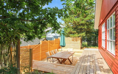 Svenja - 600M from the Sea: Madera, Cabaña, Manchas De Madera, Cubierta, Casa, Madera Dura, Mueble Para Exteriores, Porche, Tablón, Sombra