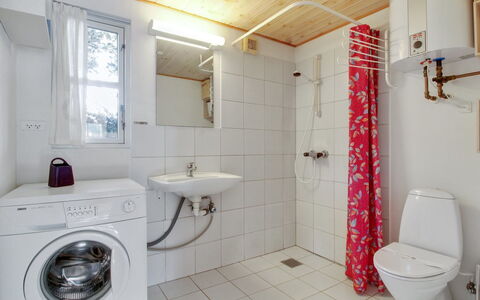 Svenja - 600M from the Sea: Piso, Suelo, Diseño De Interiores, Arreglo De Tubería, Techo, Lavabo, Habitación, Plomería, Grifo, Baño