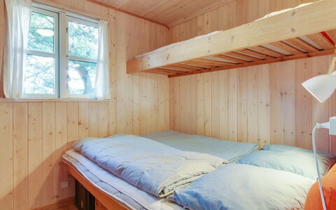 Svenja - 600M from the Sea: Habitación, Cama, Madera, Litera, Piso, Suelo, Sábana, Diseño De Interiores, Lecho, Techo