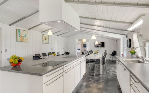 Janita - 800M from the Sea: Cocina, Techo, Diseño De Interiores, Mostrador, Piso, Electrodoméstico, Suelo, Lámpara, Aparato De Cocina, Cocina Y Comedor Mesa