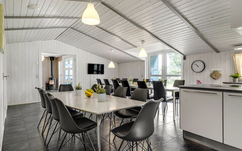 Janita - 800M from the Sea: Techo, Diseño De Interiores, Lámpara, Mueble, Cocina Y Comedor Mesa, Silla, Sala, Comedor