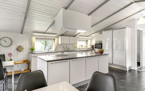 Janita - 800M from the Sea: Cocina, Techo, Mostrador, Electrodoméstico, Diseño De Interiores, Piso, Aparato De Cocina, Mueble, Suelo, Lámpara