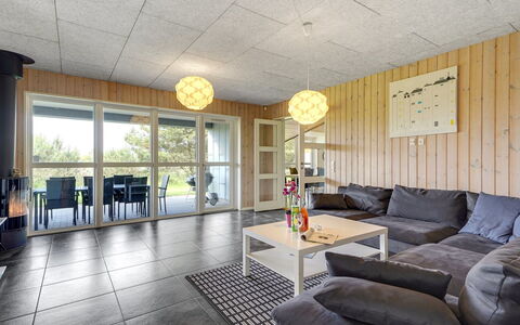 Janita - 800M from the Sea: Piso, Diseño De Interiores, Mueble, Madera, Techo, Suelo, Lámpara, Sofá, Sala, Encendiendo