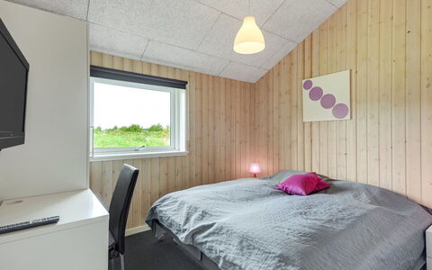 Janita - 800M from the Sea: Techo, Diseño De Interiores, Habitación, Cama, Lámpara, Lecho, Marco De La Cama, Sábana, La Luz Del Día, Diseño