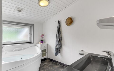 Janita - 800M from the Sea: Arreglo De Tubería, Piso, Diseño De Interiores, Techo, Suelo, Baño, Grifo, Lavabo, Plomería, Habitación