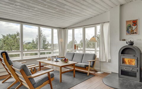 Taimi - 200M from the Sea: Mueble, Diseño De Interiores, Piso, Suelo, Sofá, Madera, Silla, Techo, Sala, Mesa