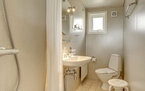 Taimi - 200M from the Sea: Baño, Arreglo De Tubería, Pared, Diseño De Interiores, Baño, Suelo, Piso, Lavabo Del Baño, Lavabo, Asiento Del Baño