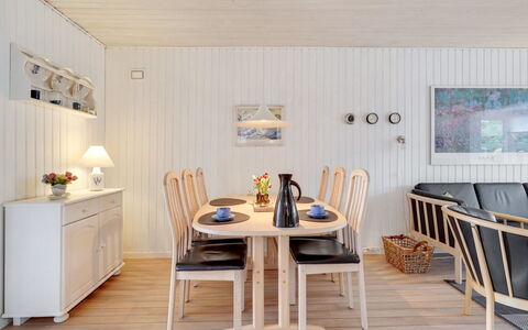 Sighmar - 900M from the Sea: Mueble, Madera, Diseño De Interiores, Piso, Suelo, Comedor, Mesa, Techo, Habitación, Cocina Y Comedor Mesa