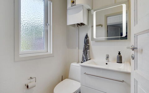 Sighmar - 900M from the Sea: Arreglo De Tubería, Baño, Diseño De Interiores, Piso, Suelo, Mueble De Baño, Lavabo, Lavabo Del Baño, Plomería, Grifo