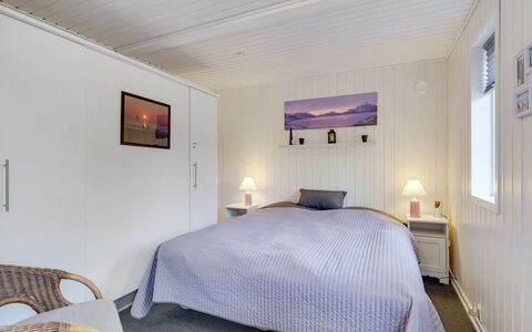 Sighmar - 900M from the Sea: Madera, Habitación, Techo, Suelo, Cama, Diseño De Interiores, Sábana, Piso, Lecho, Mueble
