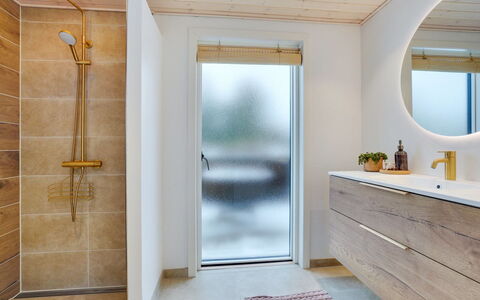 Reiko - 1.5Km from the Sea: Piso, Madera, Suelo, Arreglo De Tubería, Plomería, Mueble De Baño, Baño, Grifo, Lavabo Del Baño, Suelos De Madera