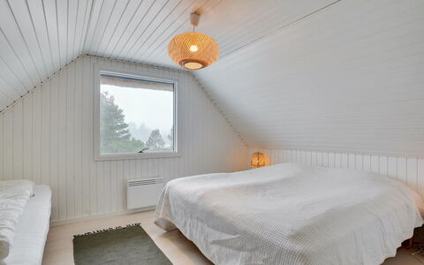 Reiko - 1.5Km from the Sea: Techo, Madera, Diseño De Interiores, Piso, Suelo, Lámpara, Habitación, Encendiendo, Cama, Suelos De Madera
