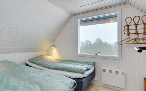 Reiko - 1.5Km from the Sea: Madera, Techo, Habitación, Suelo, Piso, Sábana, Diseño De Interiores, Lecho, Cama, Marco De La Cama