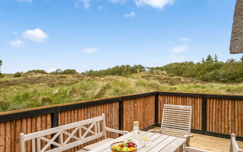 Reiko - 1.5Km from the Sea: Madera, Porche, Madera Dura, Manchas De Madera, Balcón, Cubierta, Tablón, Cerca, Pretil, Eco Hotel