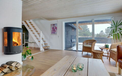 Reiko - 1.5Km from the Sea: Piso, Madera, Suelo, Diseño De Interiores, Mueble, Suelos De Madera, Casa, Techo, Sala, Puerta