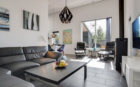 Siegfried - 500M from the Sea: Diseño De Interiores, Mueble, Piso, Sofá, Techo, Suelo, Sala, Encendiendo, Casa, Habitación