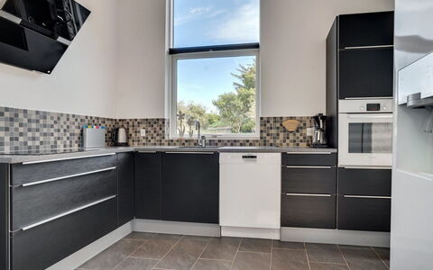 Siegfried - 500M from the Sea: Cocina, Aparato De Cocina, Mostrador, Electrodoméstico, Gabinetes, Piso, Diseño De Interiores, Electrodoméstico, Suelo, Casa