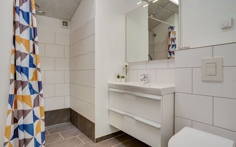 Siegfried - 500M from the Sea: Piso, Suelo, Pared, Diseño De Interiores, Arreglo De Tubería, Baño, Techo, Baño, Loseta, Plomería