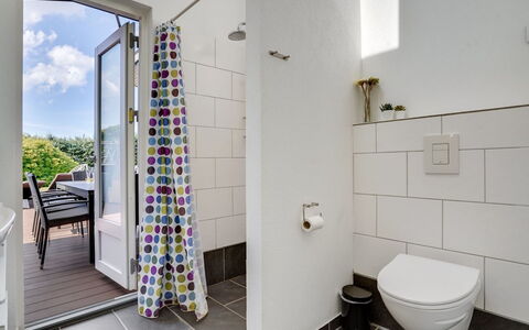 Siegfried - 500M from the Sea: Piso, Suelo, Diseño De Interiores, Arreglo De Tubería, Material Compuesto, Baño, Baño, Plomería, Loseta, Departamento