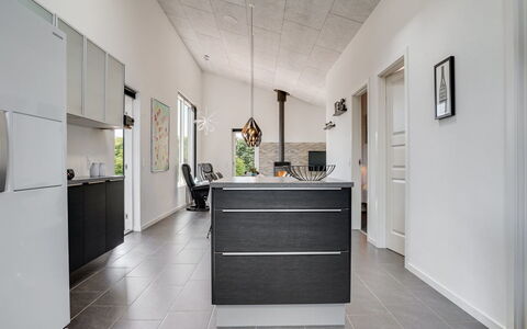 Siegfried - 500M from the Sea: Piso, Diseño De Interiores, Mostrador, Cocina, Mueble, Suelo, Gabinetes, Madera, Techo, Aparato De Cocina