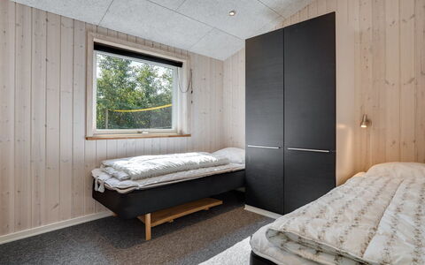 Siegfried - 500M from the Sea: Madera, Techo, Habitación, Habitación, Madera Dura, Tablón, Cama, Invierno, Lecho, Marco De La Cama