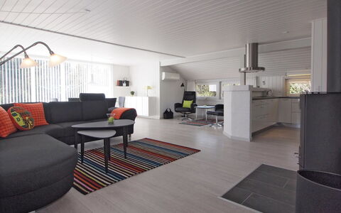 Emmarenze - 400M from the Sea: Diseño De Interiores, Mueble, Piso, Suelo, Madera, Techo, Sofá, Suelos De Madera, Sala, Lámpara