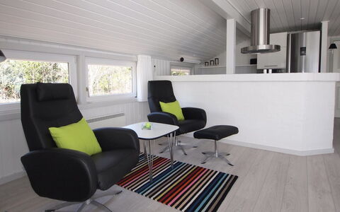 Emmarenze - 400M from the Sea: Mueble, Piso, Diseño De Interiores, Suelo, Madera, Techo, Sala, Suelos De Madera, Departamento, Encendiendo