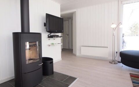 Emmarenze - 400M from the Sea: Suelo, Piso, Diseño De Interiores, Suelos De Madera, Madera, Mueble, Habitación, Suelo Laminado, Casa, Sala