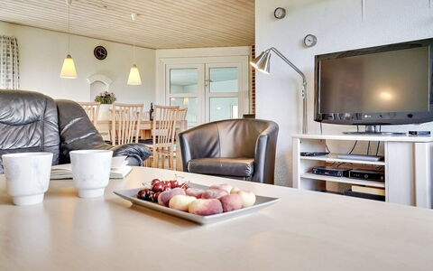Aurelia - 500M to the Fjord: Mueble, Diseño De Interiores, Piso, Techo, Madera, Suelo, Sofá, Sala, Lámpara, Habitación